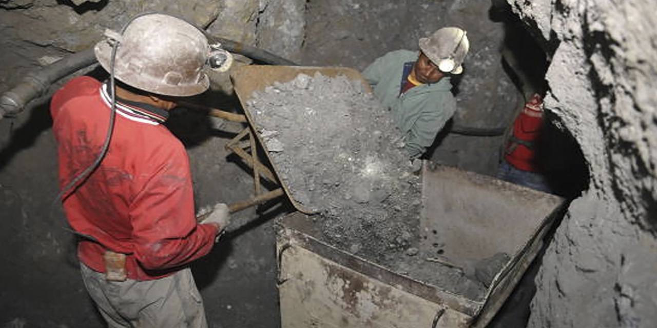 Dos trabajadores en el interior de una mina en el Cerro Rico de Potosí. (Foto: Archivo) 