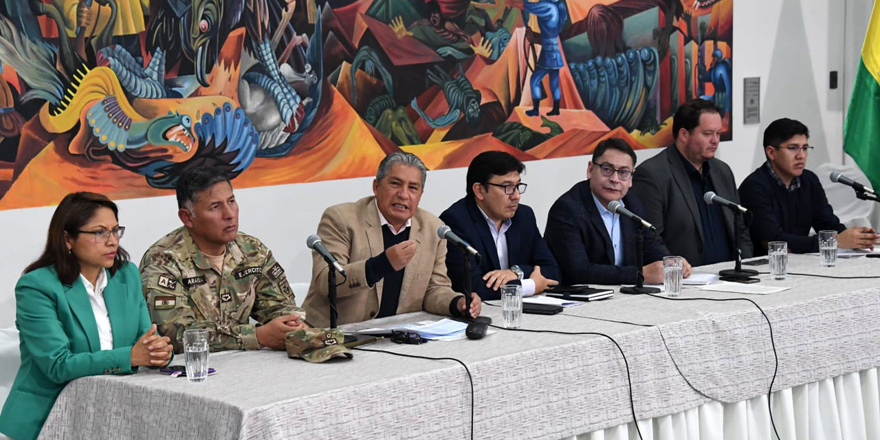 Autoridades del Gobierno durante el acto de presentación de la política contra el contrabando de combustibles, ayer. (Foto: Presidencia)