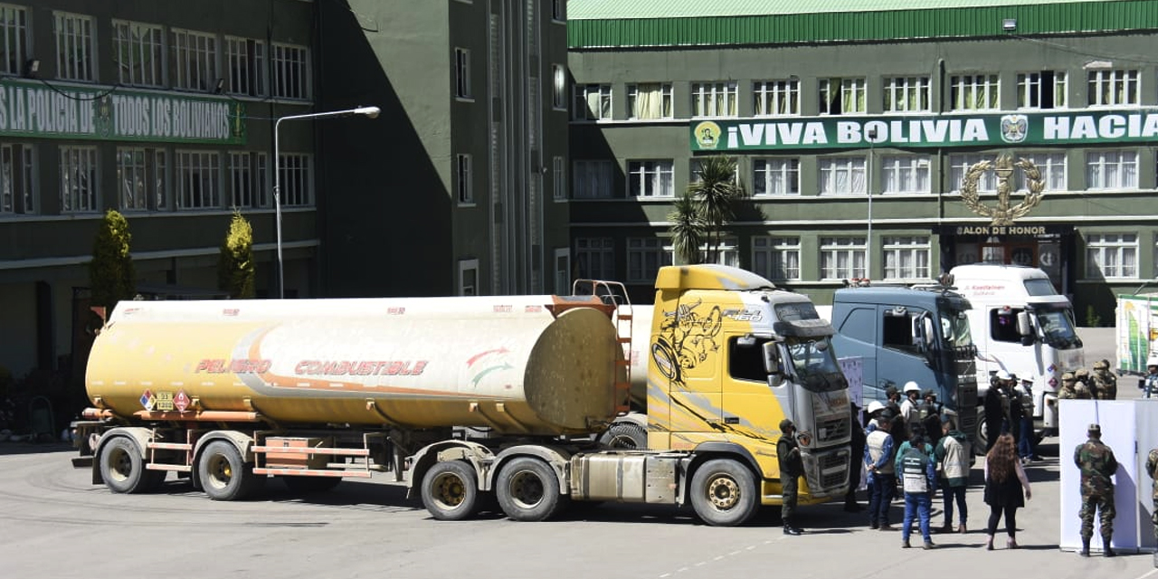 Las Fuerzas Armadas, la Policía y la ANH incautaron Bs 3,5 millones en combustibles líquidos y otros instrumentos. (Foto: Gonzalo Jallasi)