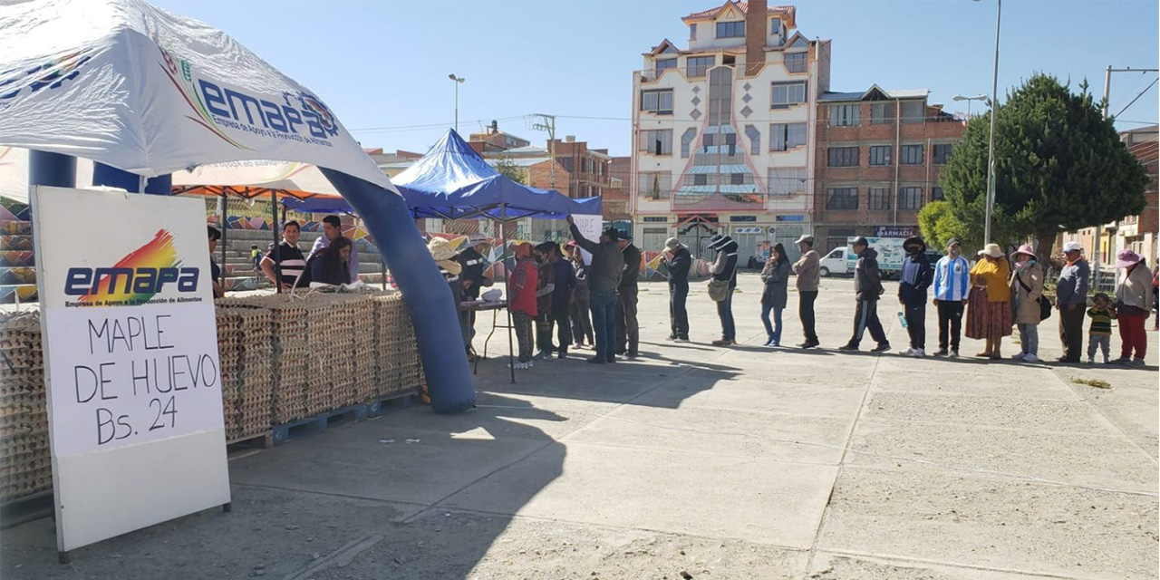 Emapa comercializa huevos a precio justo en El Alto