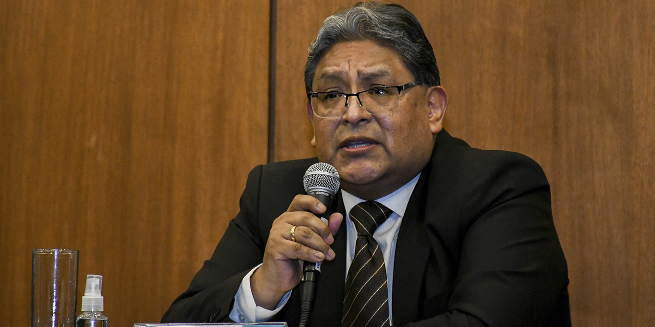 El presidente del Banco Central de Bolivia (BCB), Edwin Rojas, en conferencia de prensa. (Foto: Archivo)