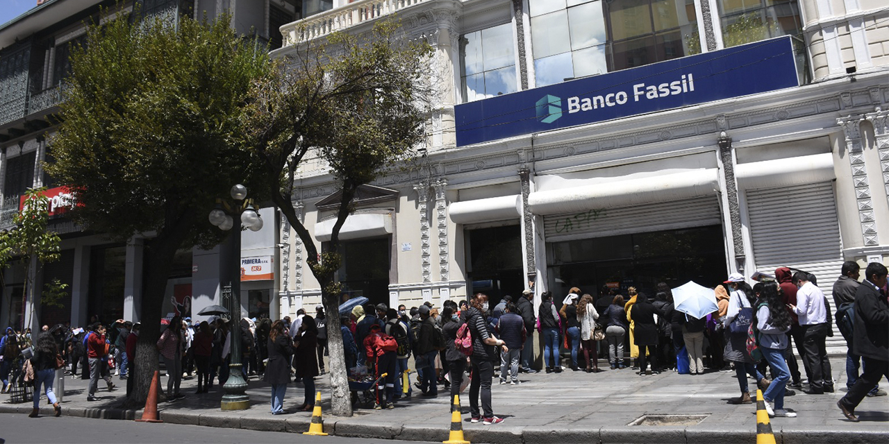 Edificio del Banco Fassil, en El Prado de La Paz. (Foto: Jorge Mamani)