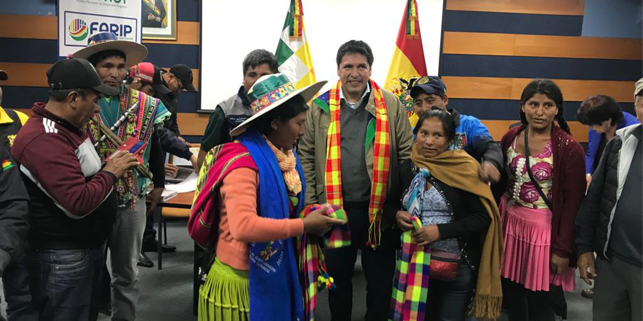 El director del FNDR, Edson Valda, con las autoridades municipales. (Foto: FNDR)