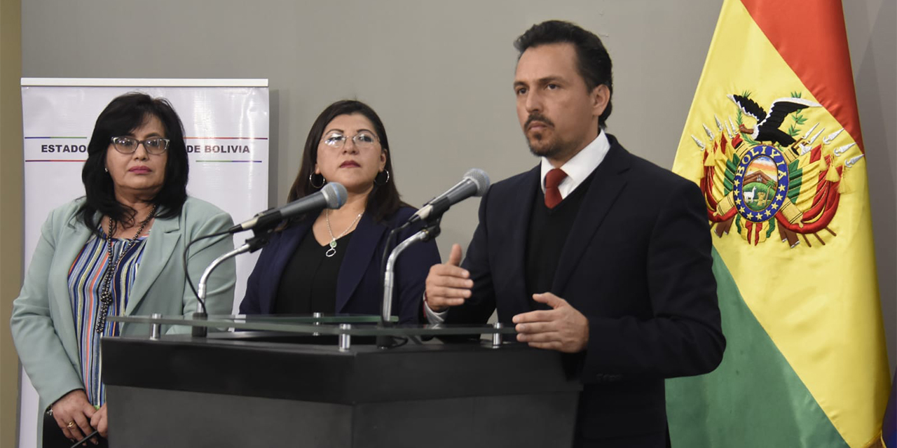 El representante de Gafilat en conferencia de prensa junto con autoridades del país. | Foto: Gonzalo Jallasi