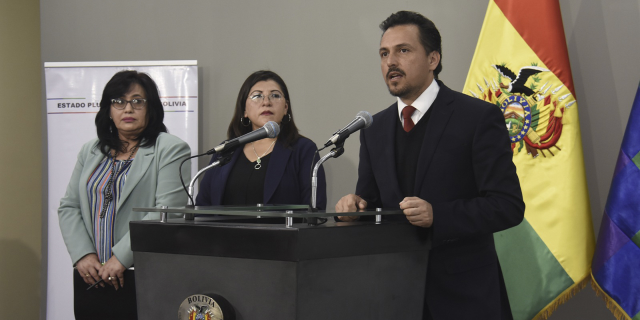 La viceministra Ivette Espinoza y el secretario del Gafilat, Gustavo Vega. (Foto: Gonzalo Jallasi)