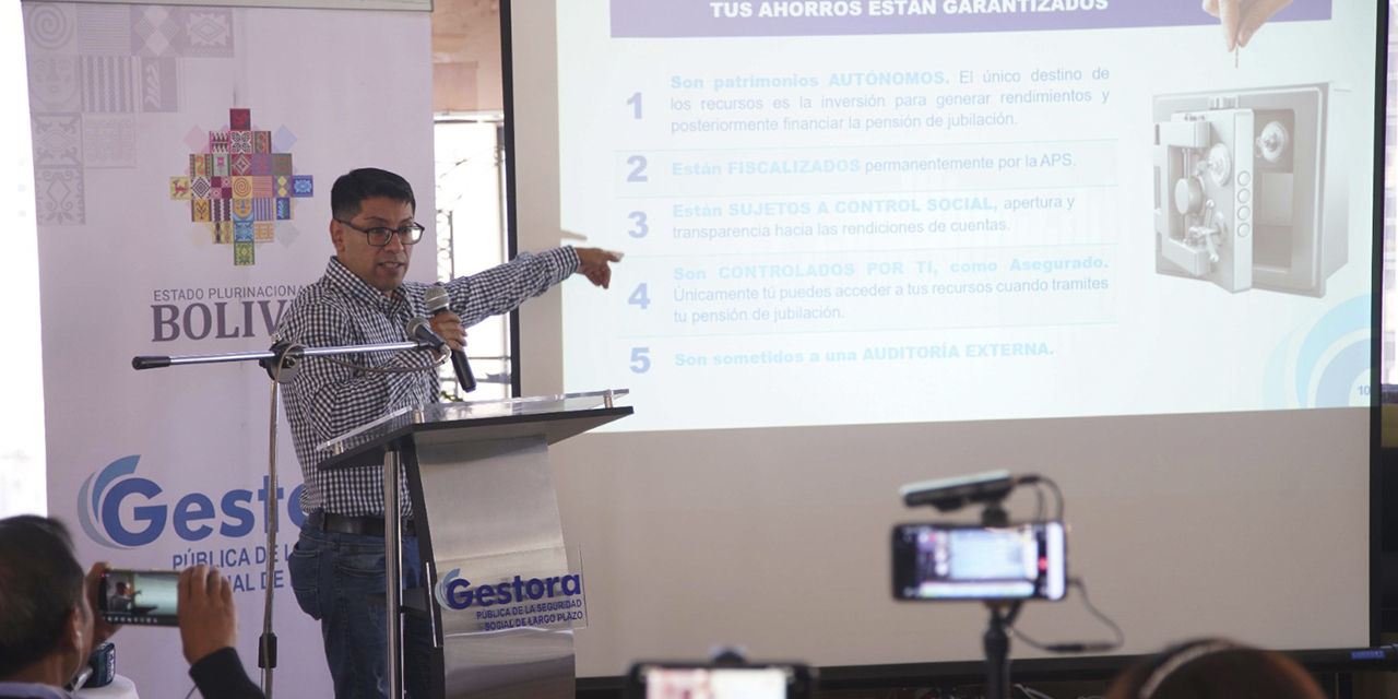 Taller dirigido por funcionarios de la Gestora para periodistas. (Foto: Jorge Mamani)