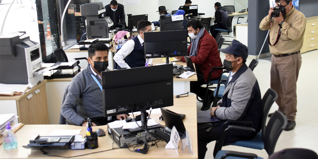 Atención a los beneficiarios en la Gestora. (Foto: Gonzalo Jallasi)