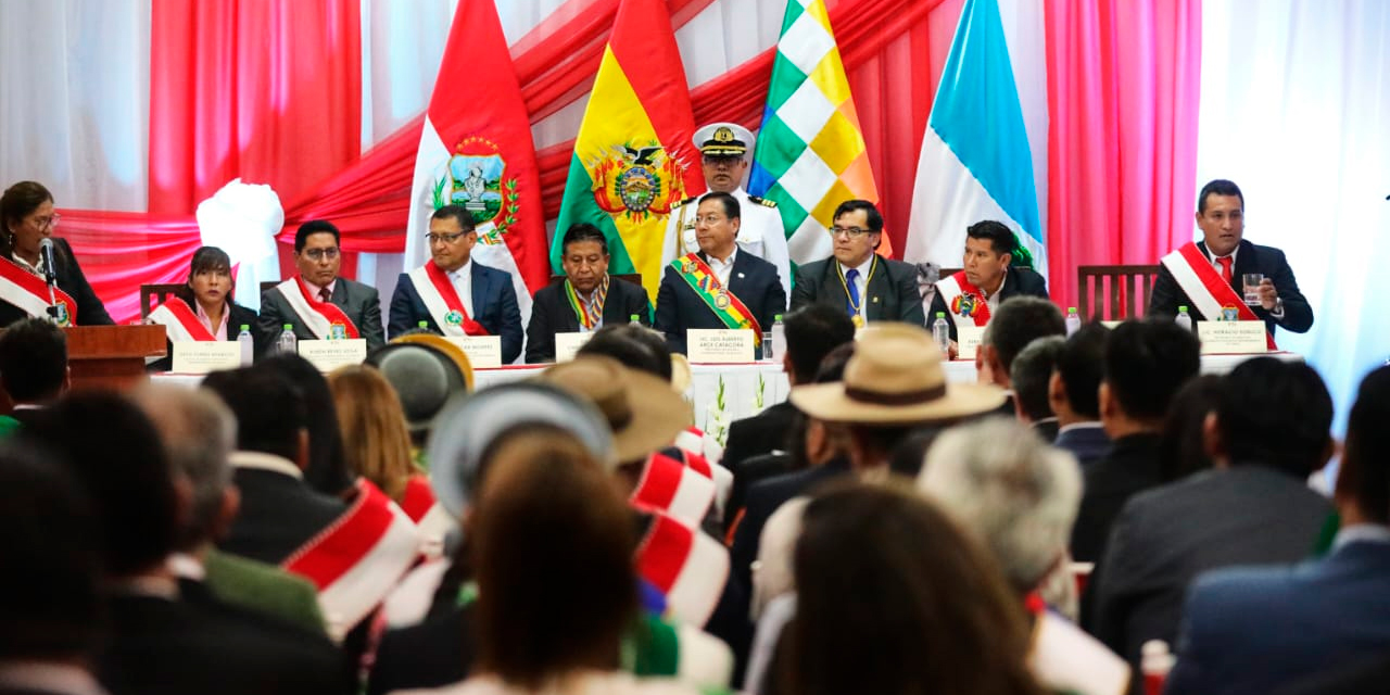 El presidente Luis Arce y el vicepresidente David Choquehuanca, con autoridades locales en la Sesión de Honor. (FOTO: PRESIDENCIA)