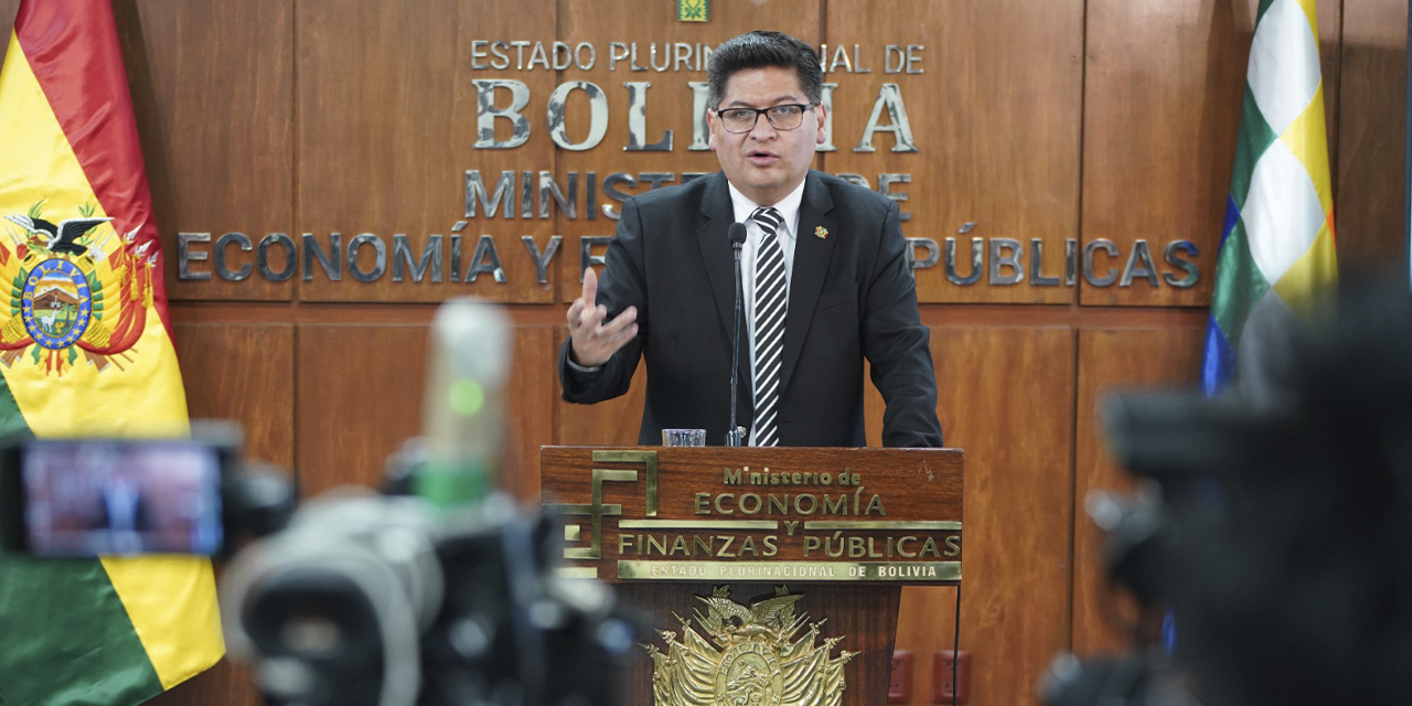 El ministro de Economía, Marcelo Montenegro, en conferencia de prensa, ayer. (Foto: Jorge Mamani)