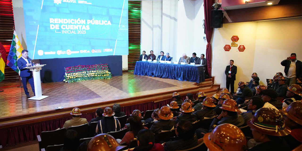 El Ministro de Minería durante el acto de ayer. (Foto: Jorge Mamani)