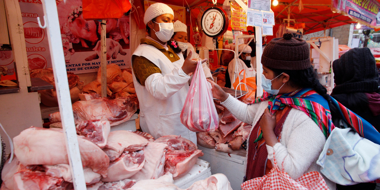 Venta de carne de cerdo en la zona Garita de Lima, de la ciudad de La Paz. (Foto: Jorge Mamani)