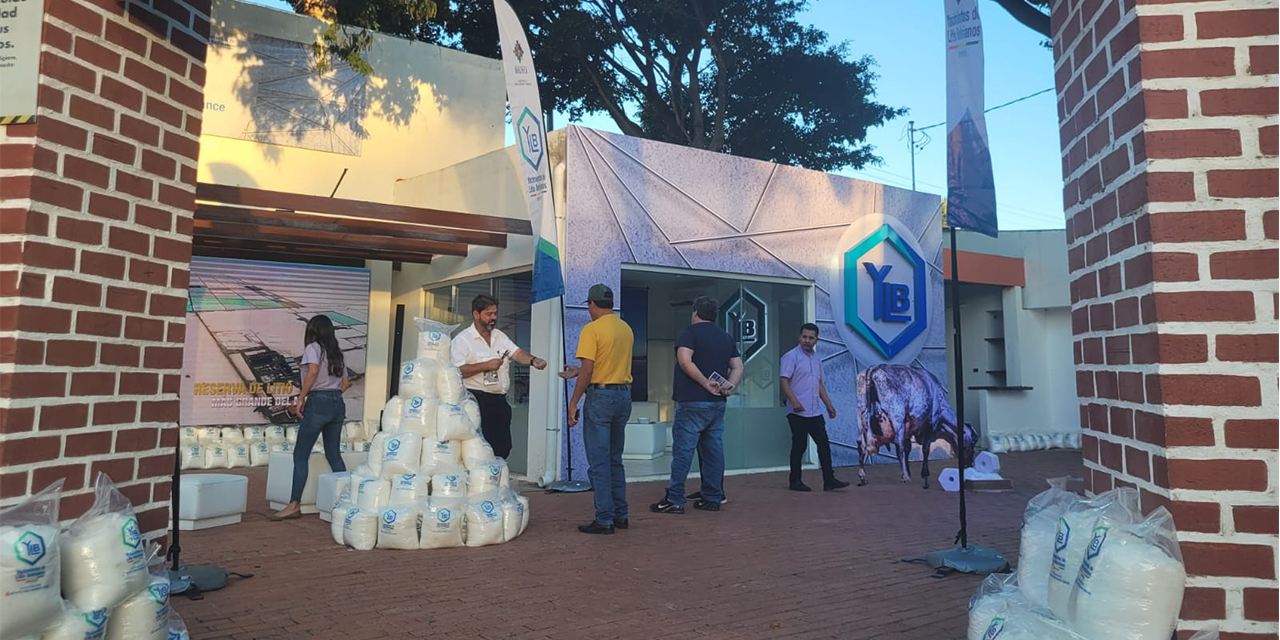 Exposición del nuevo producto de la estatal en la feria de Santa Cruz. (Foto: YLB)