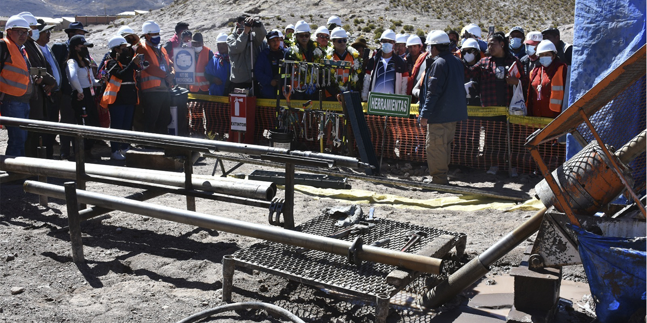 Personeros del Gobierno y representantes de la empresa, durante una inspección al proyecto. (Foto: Ministerio de Minería)