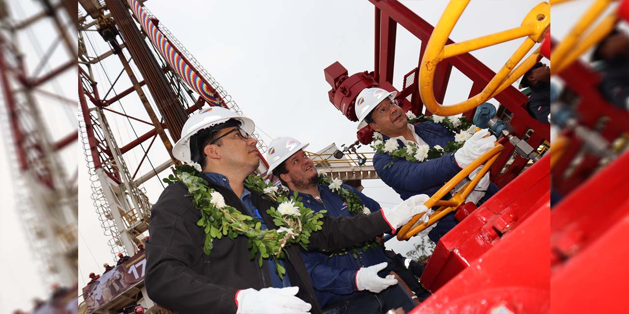 El presidente Luis Arce y otras autoridades abren las válvulas de producción del pozo Yope-X1. | Foto: Presidencia