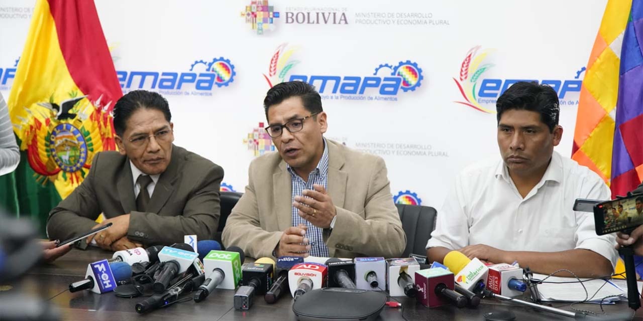 El viceministro de Comercio, Grover Lacoa, junto a otras autoridades, ayer. (Foto: Emapa)