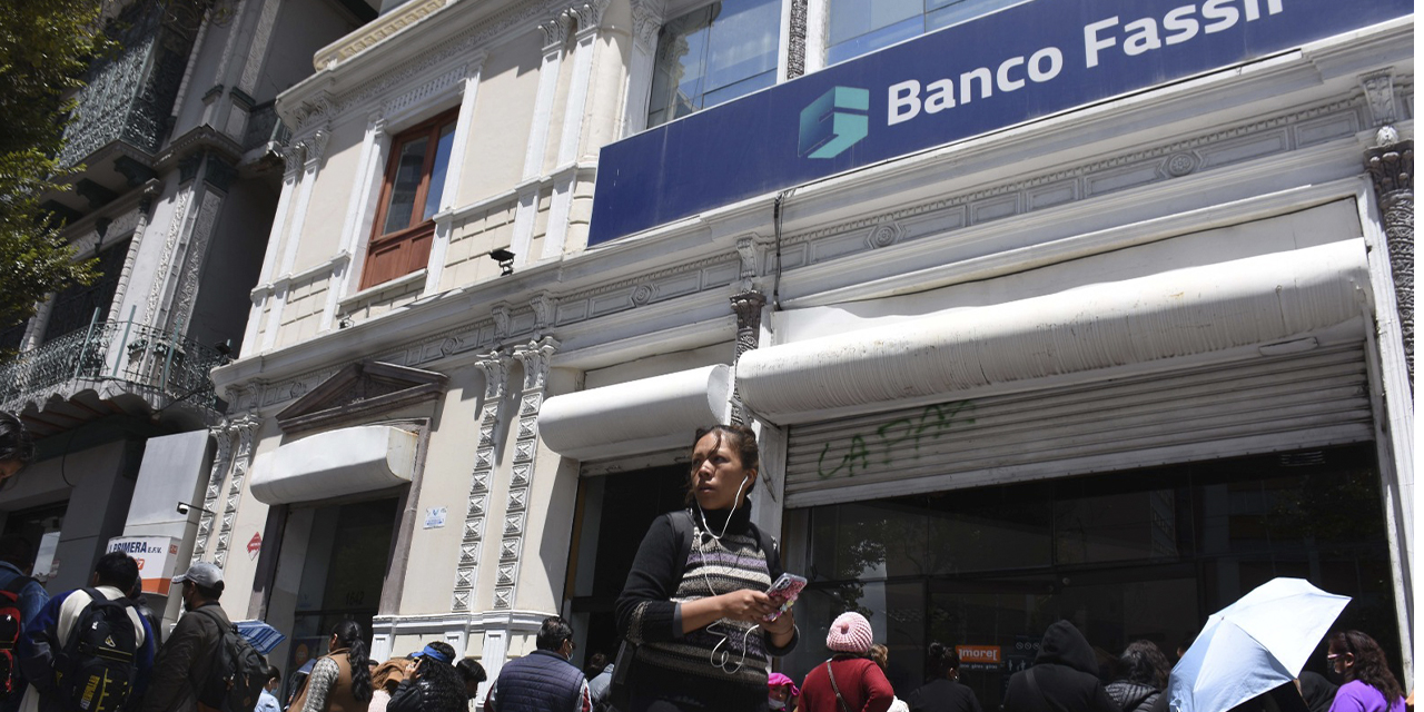 Ahorristas en el Banco Fassil antes de la intervención. (Foto: Jorge Mamani)