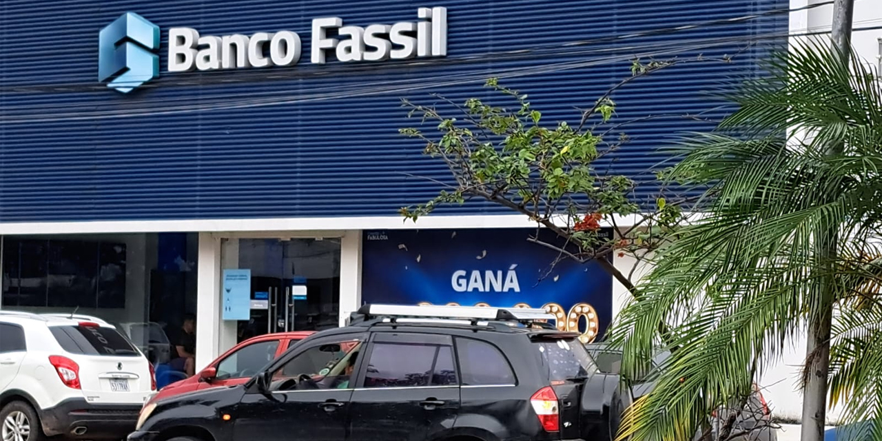 Una de las sucursales del Banco Fassil, en Santa Cruz.