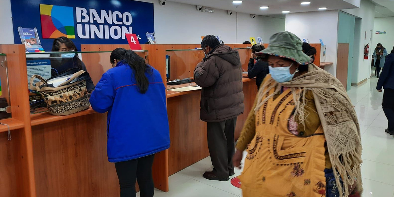 Clientes en sus operaciones en ventanillas del Banco Unión. (Foto: Archivo)