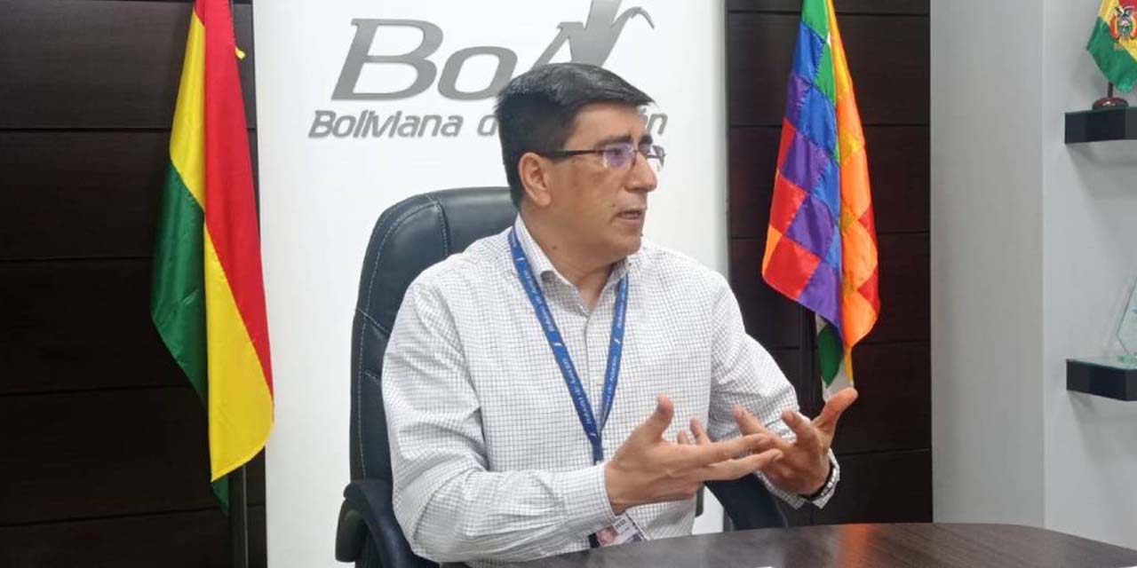 El gerente general de Boliviana de Aviación (BoA), Ronald Casso, en conferencia de prensa. | Foto: RRSS