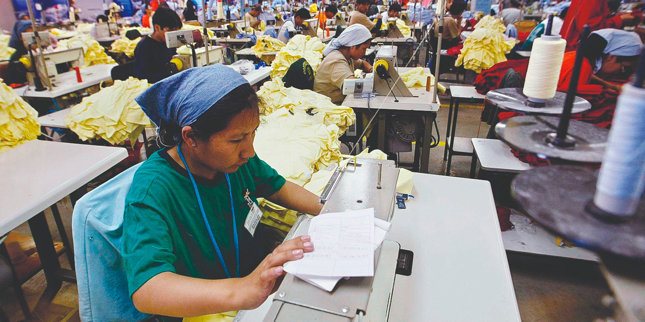 Una mujer trabajadora en una fábrica textil. (Foto: Archivo)