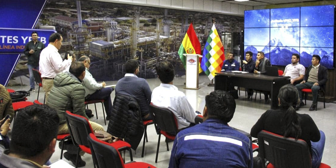 La reunión en la que se socializaron los contenidos de los decretos. (Foto: YPFB)