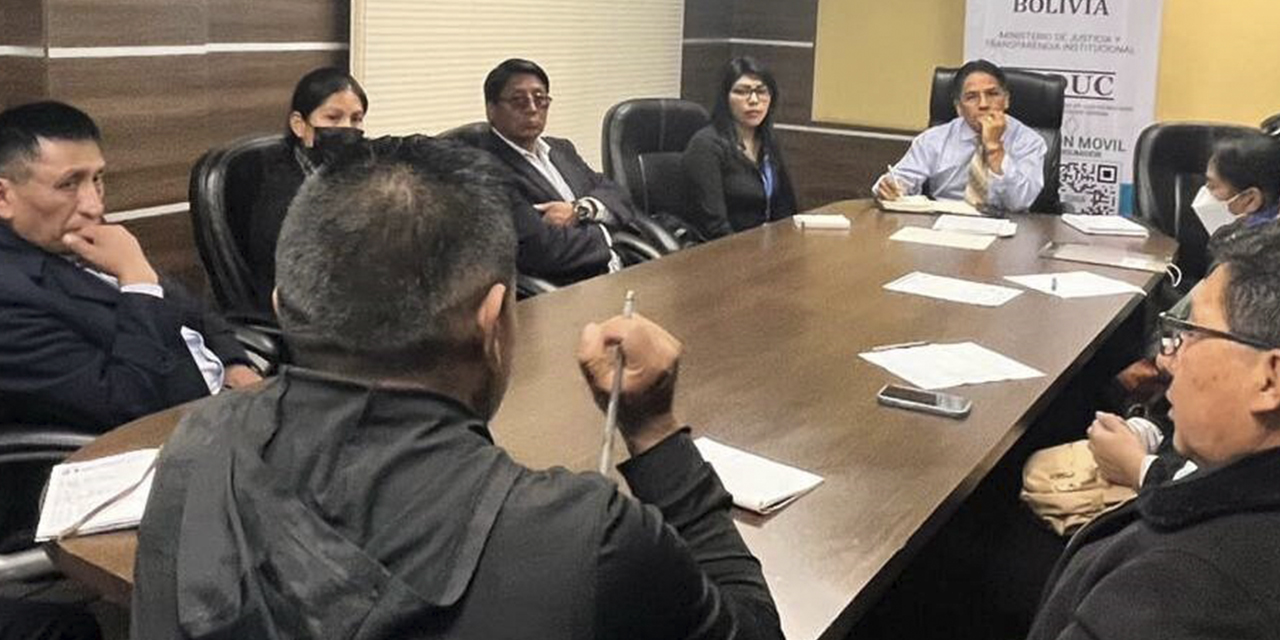 Autoridades y trabajadores de carne de pollo reunidos ayer. (Foto: Ministerio de Justicia)