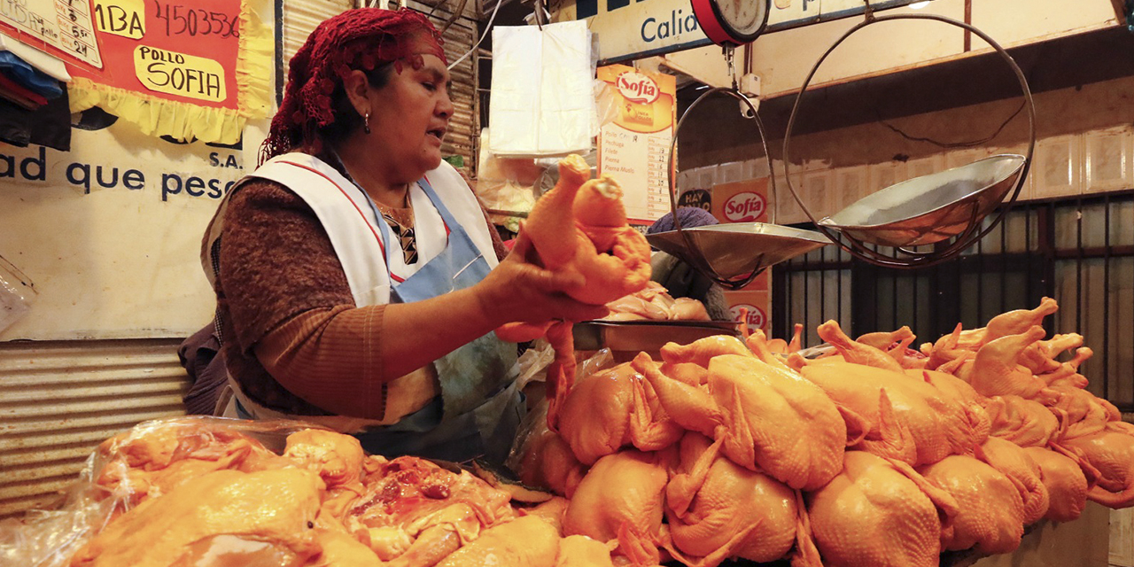 Comercialización de carne de pollo en un mercado de La Paz. (Foto: Jorge Mamani)