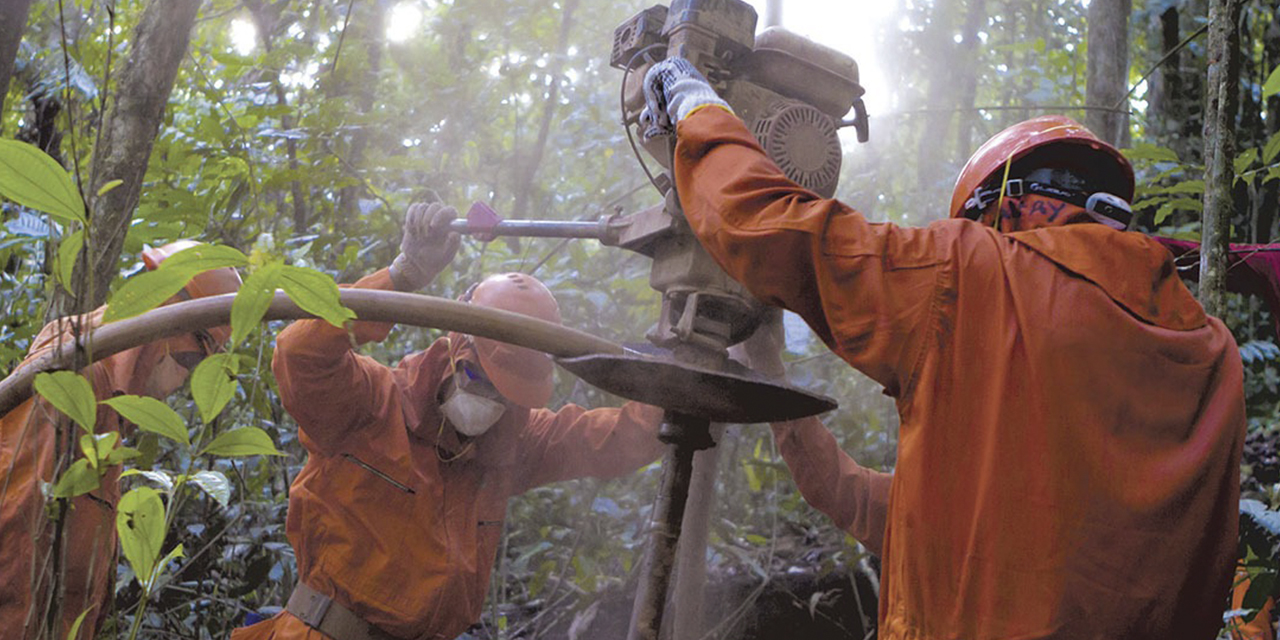 Técnicos de YPFB en trabajos de exploración en campos estatales. (Foto: YPFB)