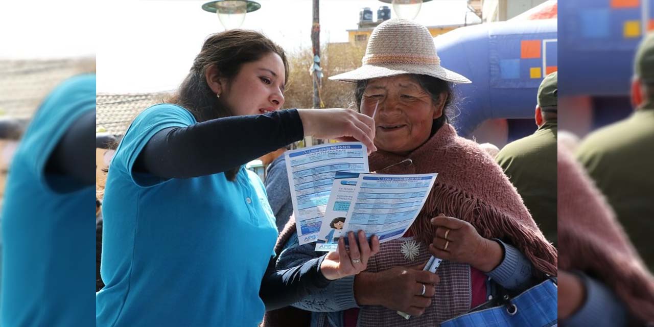 Una funcionaria de la Gestora socializa los beneficios de la entidad. | Foto: Gestora