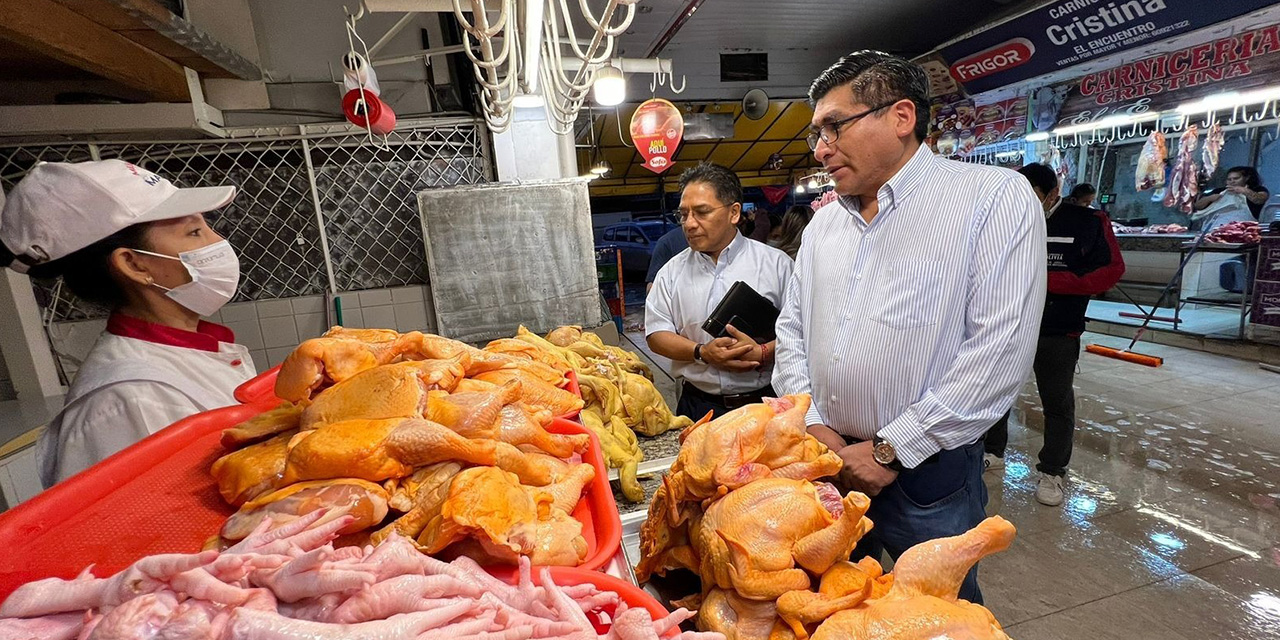 El ministro de Desarrollo Productivo, Néstor Huanca, durante el recorrido en un mercado. (Foto: Ministerio de Producción)