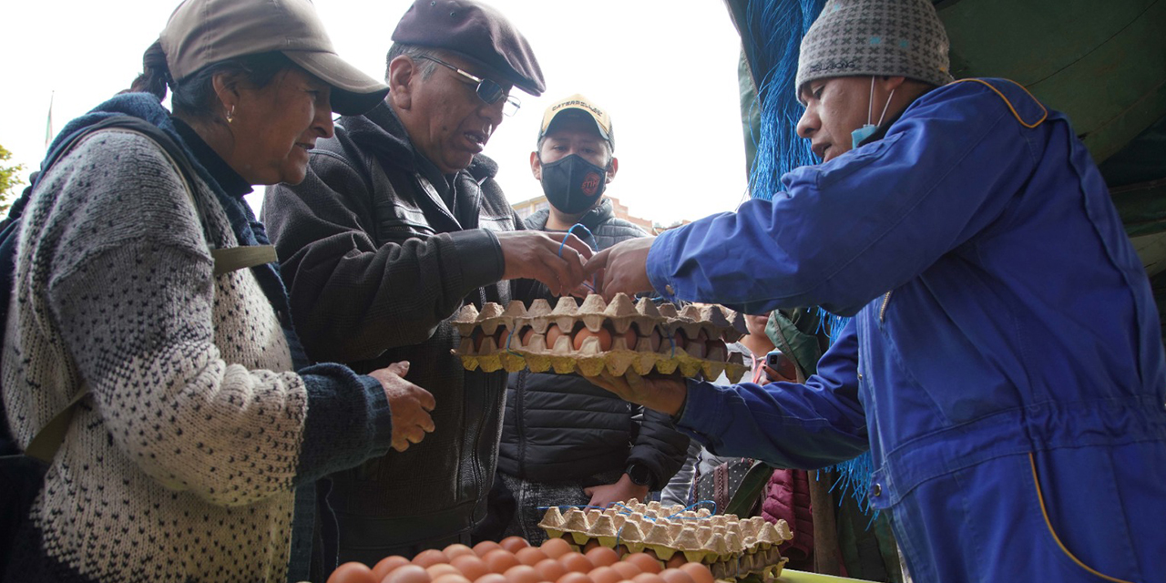 Emapa estableció varios puntos de venta de huevos a precio justo. (Foto: Jorge Mamani)