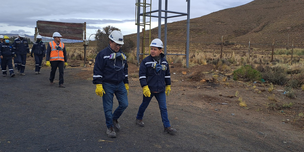 El ministro de Minería, junto a técnicos, inspecciona el terreno de la planta de zinc. (Foto: Ministerio de Minería)