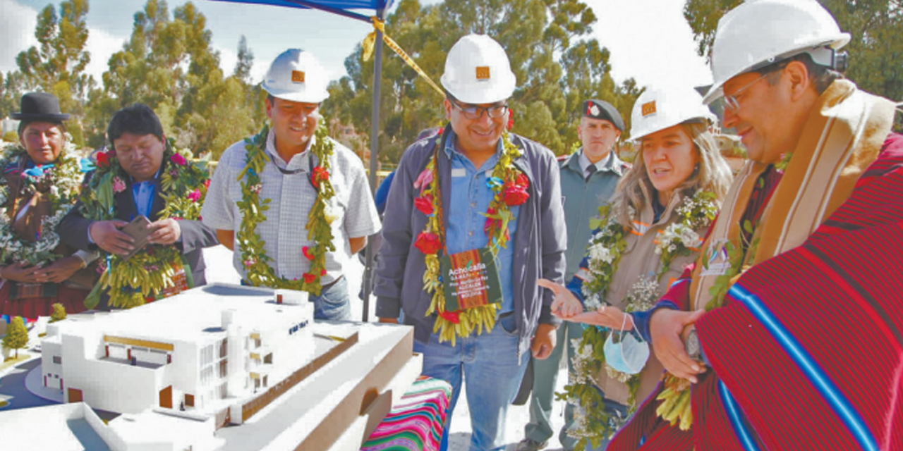 El presidente Luis Arce junto al Ministro de Producción y la directora de Ibmetro.