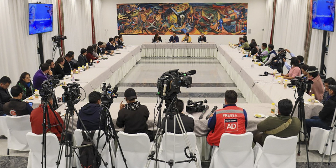 El presidente Luis Arce junto a autoridades de Gobierno en la reunión con periodistas, ayer.