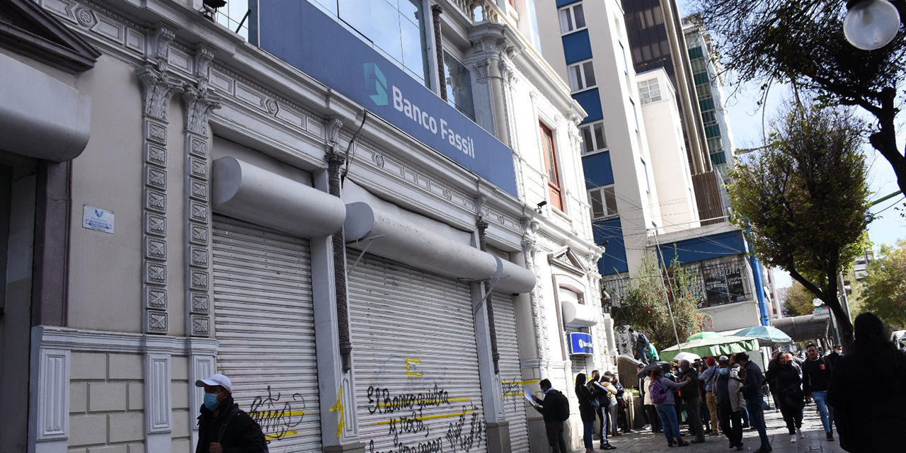 Una de las agencias del intervenido Banco Fassil, en La Paz.