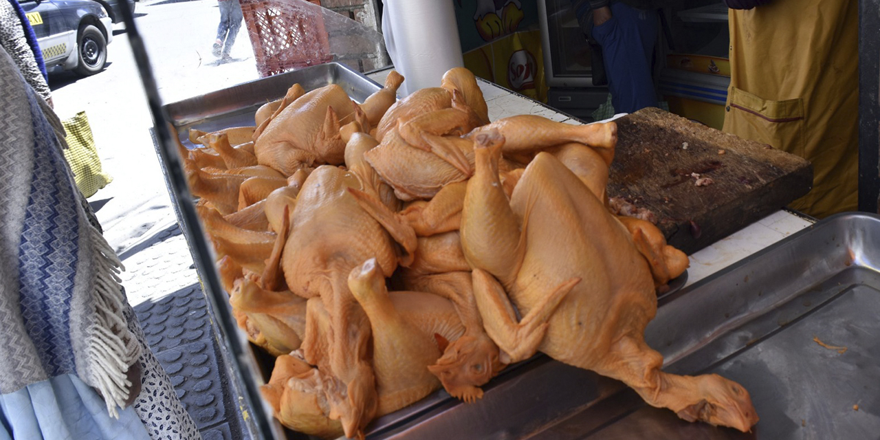 Venta de pollo en un mercado de La Paz. (Foto: Archivo)