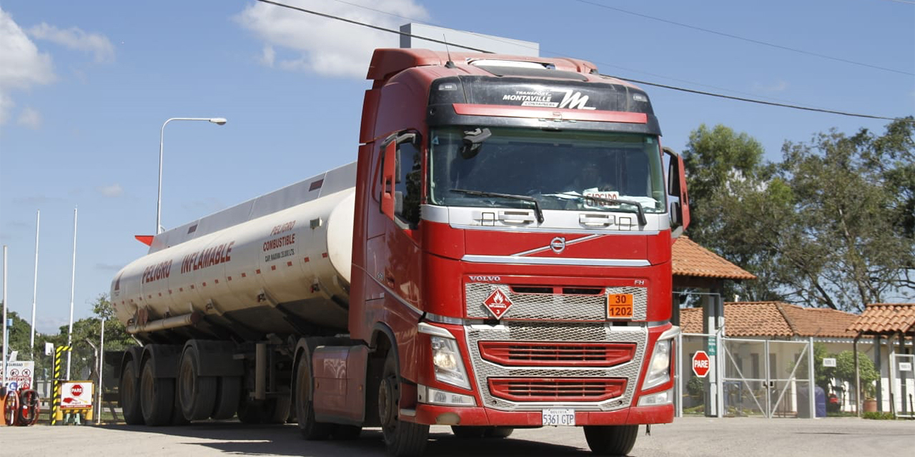 Un cisterna encargado de la distribución de combustible en Santa Cruz. (Foto: Archivo)