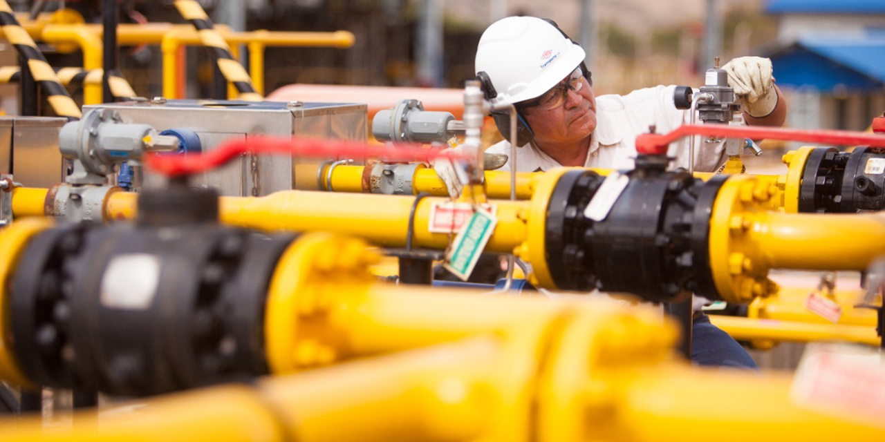 Trabajador de YPFB revisa ductos de gas. (Foto: YPFB)