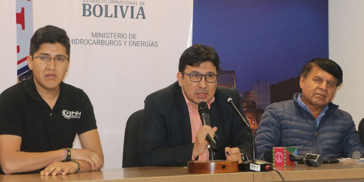 El ministro de Hidrocarburos, Franklin Molina, en conferencia de prensa, ayer. (Foto: Ministerio de Hidrocarburos)