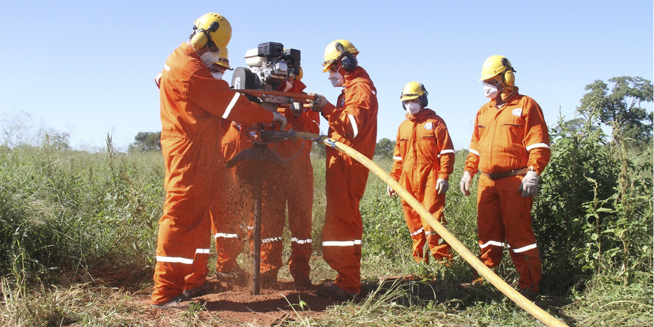 Trabajadores de YPFB en tareas de exploración. (Foto: YPFB)