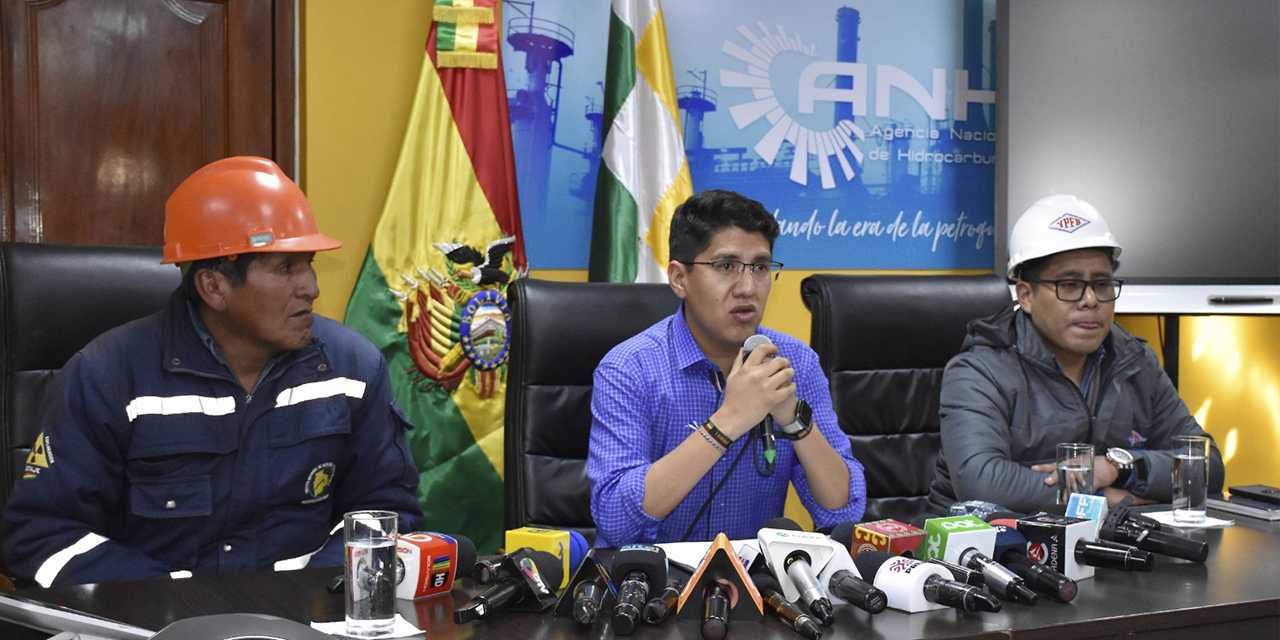 El director de la ANH, Germán Jiménez, en conferencia de prensa, ayer. (Foto: APG)