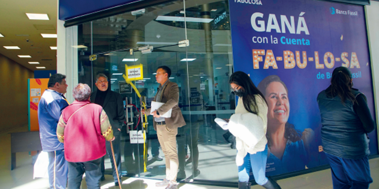 Cancelación de finiquitos en la ciudad de La Paz. (Foto: Jorge Mamani)