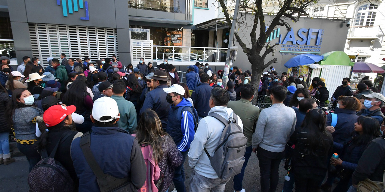 Extrabajadores del Banco Fassil durante su protesta ante la ASFI. (Foto: APG)