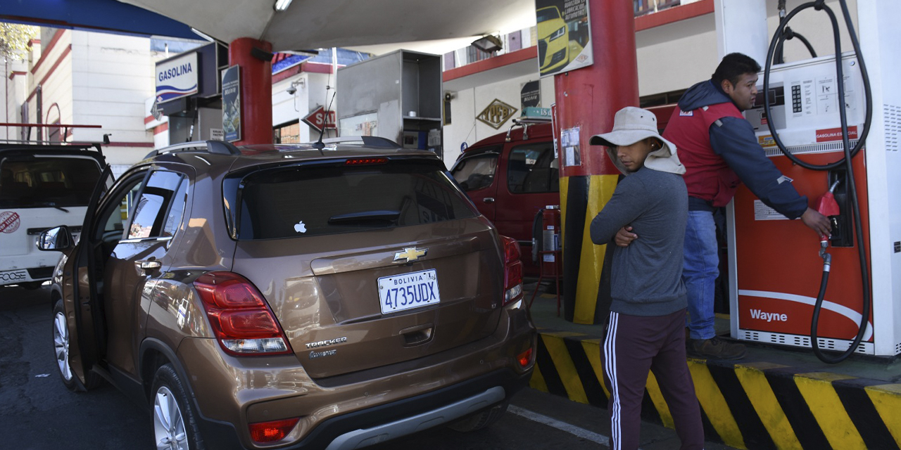 Una gasolinera que ayer funcionaba normalmente en la ciudad de La Paz. (Foto: Jorge Mamani)