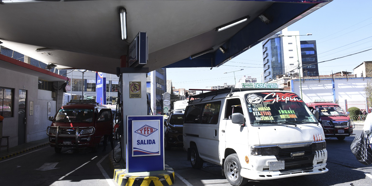 Venta de gasolina en una estación de servicio. (Foto: Jorge Mamani)