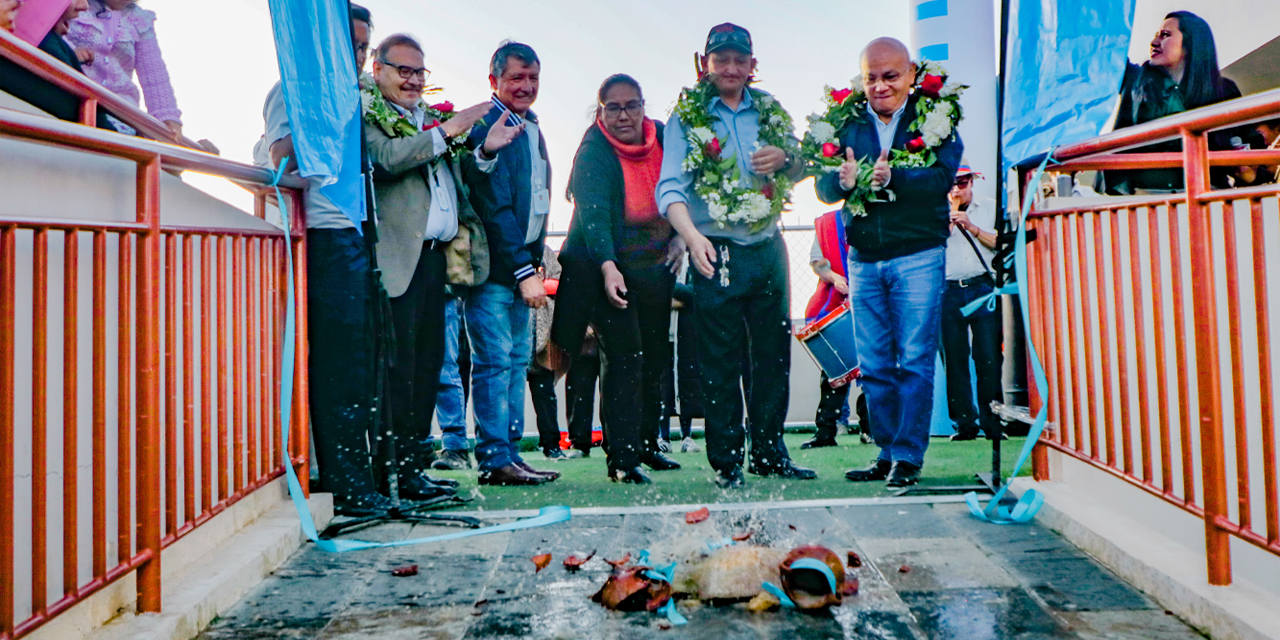 Autoridades y vecinos inaugurán la ampliación de la red de fibra óptica en Sucre. | Foto: Entel 