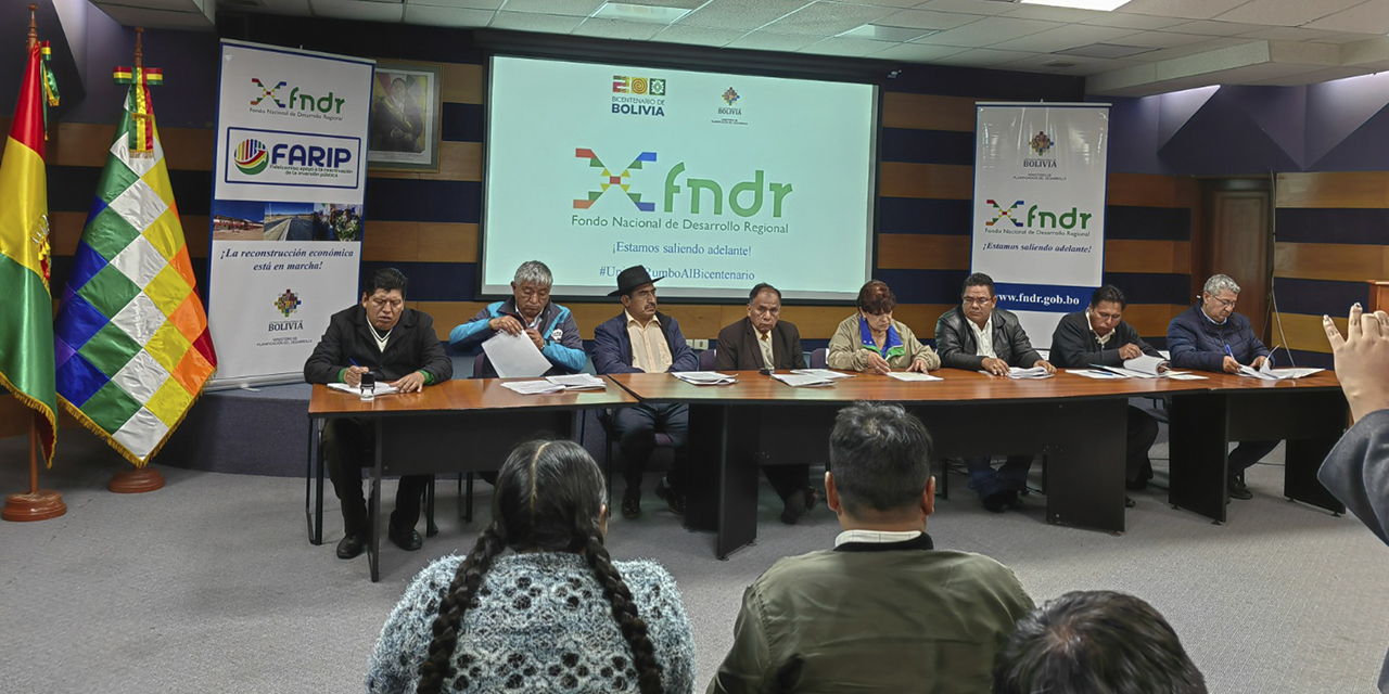 Los alcaldes de los municipios beneficiados, durante la firma de contratos. (Foto: FNDR)