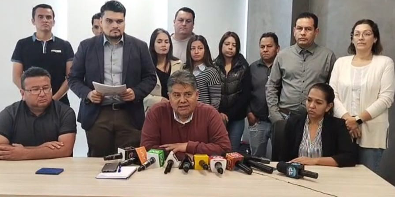 El interventor Luis Araoz con representantes de extrabajadores del Banco Fassil el 17 de junio, en Santa Cruz, para la firma de acuerdo sobre cancelación de pagos. | Foto: ASFI