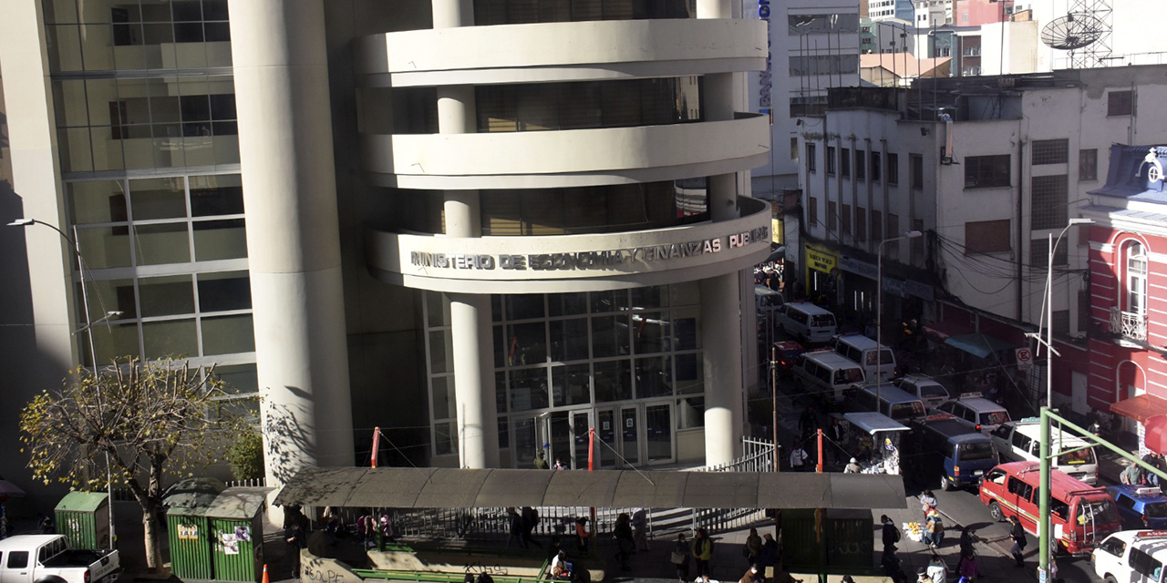 Frontis del edificio del Ministerio de Economía. (Foto: Archivo)