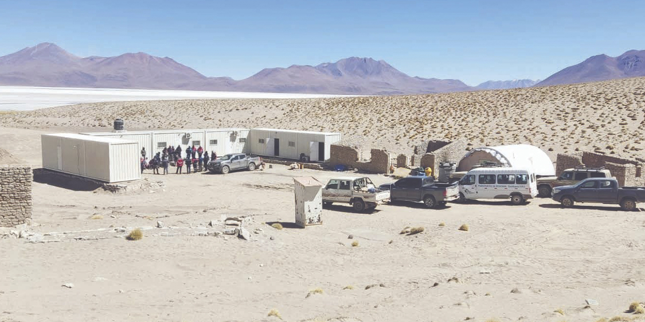 Los trabajos en el salar de Pastos Grandes, en Potosí. (Foto: YLB)